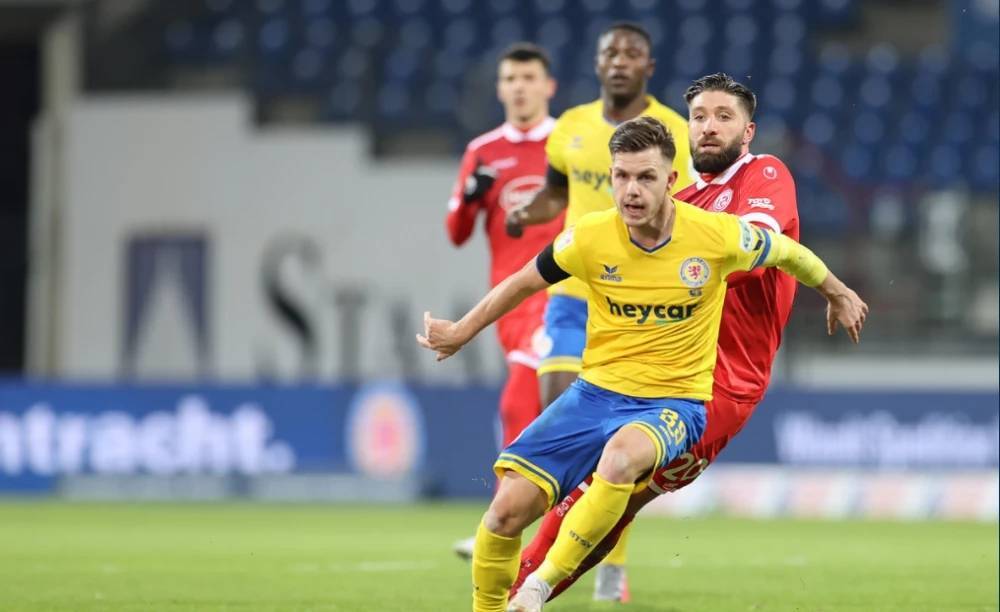 而且在防守 而且在防守