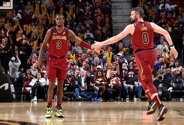 在边路防守 在边路防守