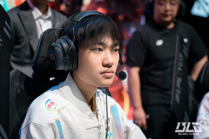 纳的年轻右 纳的年轻右